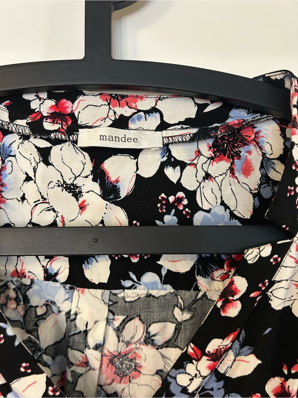 mandee Women’s Black Floral V-Neck Blouse with Ivory & Red Accents Size L - Picture 3 of 5